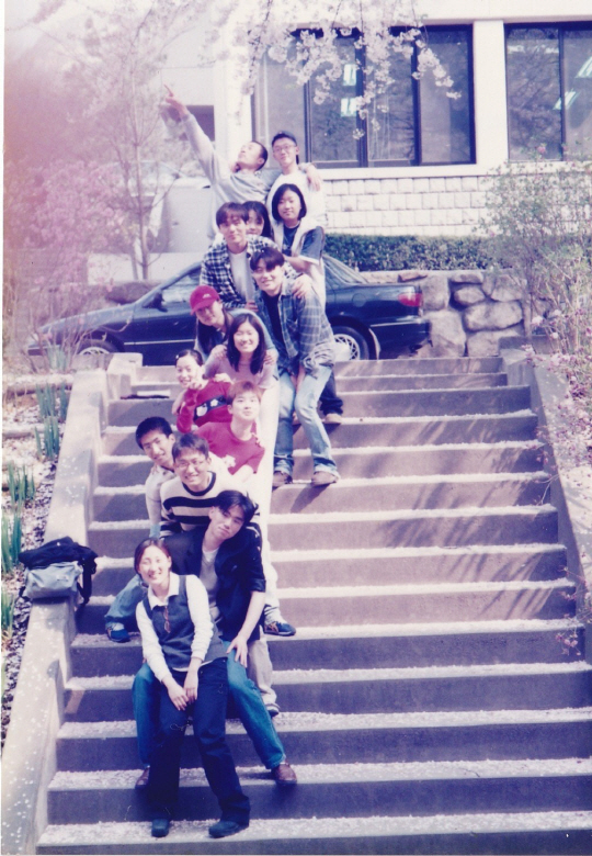 대학 1학년 때 동기, 선배와 함께 계단에 쭉 앉아 사진을 찍고 있는 박현린 대표의 모습.