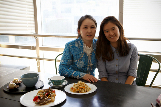 몽골 음식을 주제로 원파인디너를 진행한 후 몽골 호스트 뱜바씨와 함께 표즈를 취하고 있는 박현린 대표.