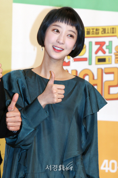 혜린이 13일 열린 tvN 예능프로그램 ‘편의점을 털어라’ 기자간담회에서 포토타임을 갖고 있다. / 사진 = 오훈 기자
