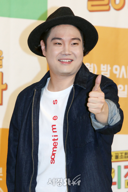 유재환이 13일 열린 tvN 예능프로그램 ‘편의점을 털어라’ 기자간담회에서 포토타임을 갖고 있다.