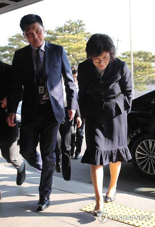 이정미 재판관 '고생하셨습니다'...마지막 출근