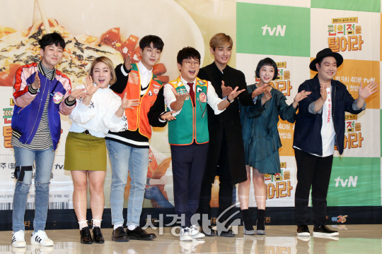 출연배우들이 13일 열린 tvN 예능프로그램 ‘편의점을 털어라’ 기자간담회에서 포토타임을 갖고 있다.