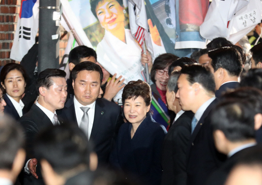 박근혜 전 대통령이 12일 저녁 청와대를 떠나 서울 강남구 삼성동 사저에 도착해 친박계 의원들과 지지자들과 인사하고 있다. /연합뉴스