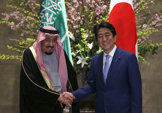 살만 빈 압둘아지즈(왼쪽) 사우디아라비아 국왕이 13일 오후 도쿄 총리 관저에서 아베 신조 일본 총리와 회담에 앞서 악수하고 있다. /도쿄=블룸버그