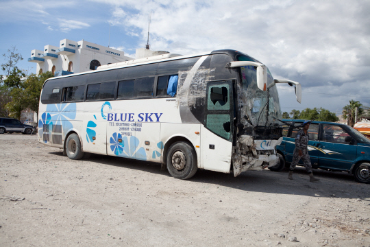아이티 전통 음악행사인 라라축제에서 가두행진하던 음악인 등을 깔아뭉개 최소 38명의 사망자를 낸 버스의 모습./고나이브=EPA연합뉴스