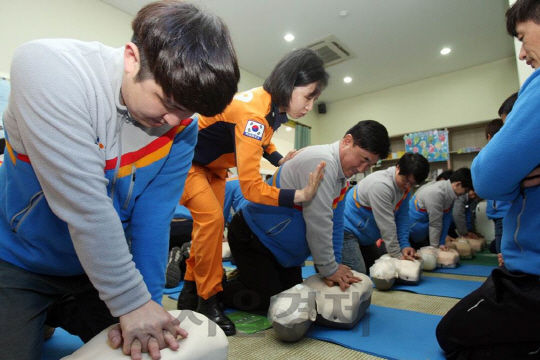 CJ대한통운 택배기사들이 13일 서울 은평구 진관동 은평소방서에서 심폐소생술을 실습하고 있다. /사진제공=CJ대한통운