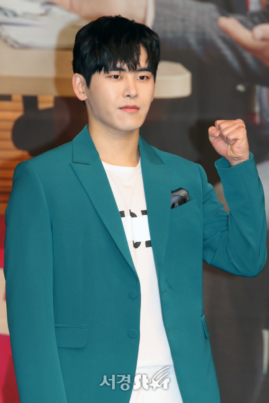 이호원이 13일 열린 MBC 새 수목미니시리즈 ‘자체발광 오피스’ 제작발표회에서 포토타임을 갖고 있다.