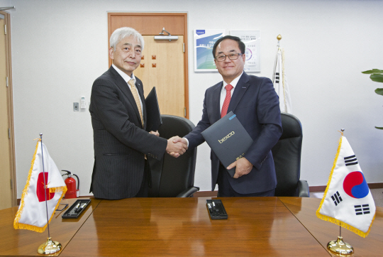 지난 10일 벡스코(대표이사 함정오·오른쪽)와 일본 파시피코 요코하마 컨벤션센터가 사업협력을 위한 업무협약(MOU)를 체결했다./사진제공=벡스코