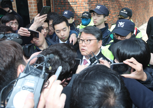 자유한국당 조원진 의원이 13일 오전 서울 강남구 삼성동 박근혜 전 대통령 사저를 나서며 취재진 질문에 답하고 있다. /연합뉴스