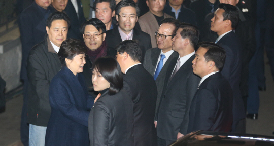 박근혜 전 대통령이 12일 서울 삼성동 사저 앞에서 자신을 기다리던 정치인들과 인사를 나누고 이다. 박 전 대통령 옆에 최측근 친박 정치인으로 분류되는 윤상현 자유한국당 의원의 얼굴이 보인다. /송은석기자