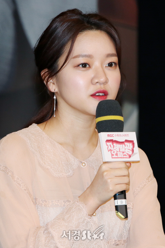 고아성이 13일 열린 MBC 새 수목미니시리즈 ‘자체발광 오피스’ 제작발표회에서 인사말을 하고 있다.