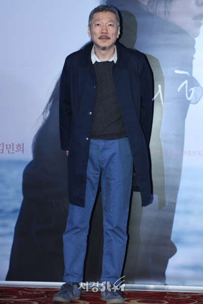 감독 홍상수가 13일 오후 서울 자양동 건대입구 롯데시네마에서 열린 영화 ‘밤의 해변에서 혼자’ 언론시사회에 참석했다.
