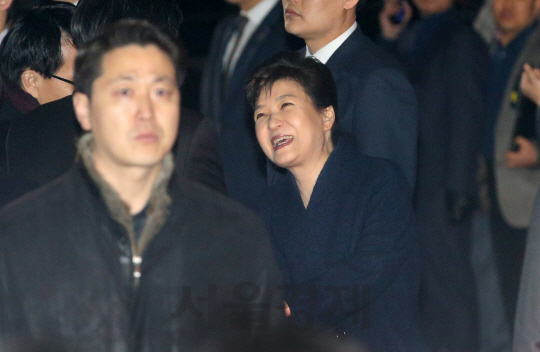 박근혜 전 대통령이 지난 12일 서울 삼성동 사저로 들어서며 집앞에서 기다리고 있던 정치인들과 인사를 나누고 있다. /송은석기자