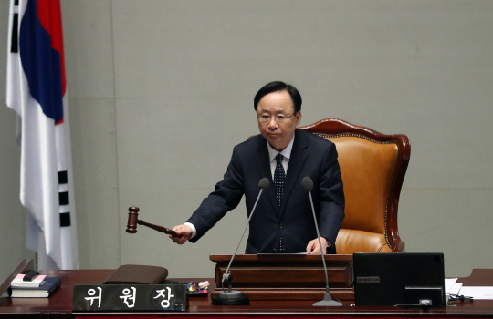 자유한국당 소속의 이주영 국회 헌법개정특별위원회 위원장이 13일 오전 국회에서 열린 개헌특위 전체회의에서 의사봉을 두드리고 있다. /연합뉴스