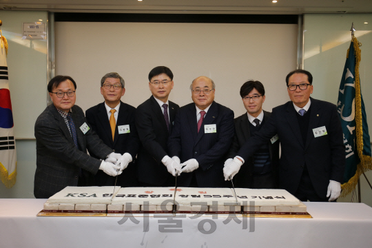 13일 서울 KSA가산디지털센터에서 열린 ‘한국표준협회 55주년 기념식’에서 백수현(오른쪽 세번째) 표준협회 회장을 비롯한 참석자들이 축하떡을 자르고 있다. /사진제공=한국표준협회