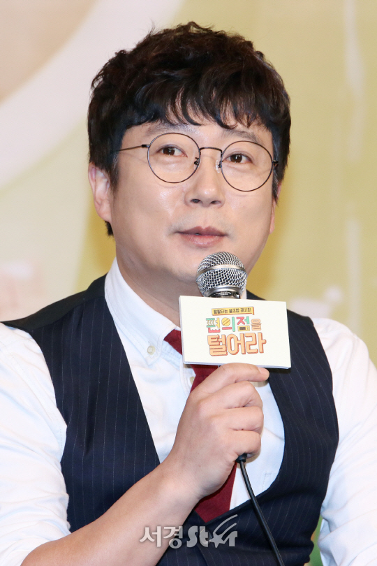 이수근이 13일 열린 tvN 예능프로그램 ‘편의점을 털어라’ 기자간담회에서 인사말을 하고 있다.