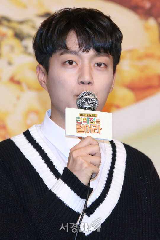 윤두준이 13일 열린 tvN 예능프로그램 ‘편의점을 털어라’ 기자간담회에서 인사말을 하고 있다.