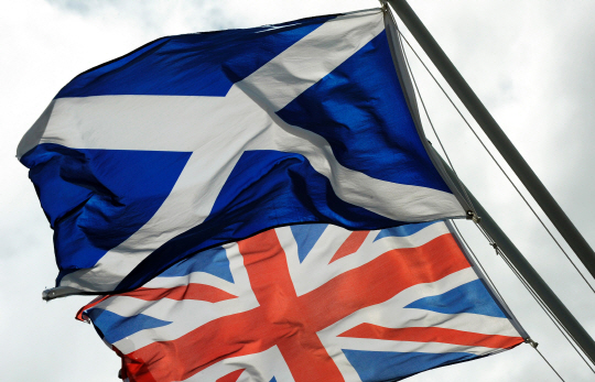 스코틀랜드 자치정부를 상징하는 깃발(위쪽)과 영국 국기가 나란히 바람에 휘날리고 있다./AFP연합뉴스