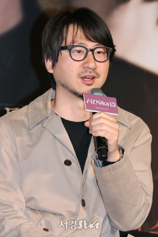 임대웅 감독이 14일 열린 영화 ‘시간위의 집’ 제작보고회에서 인사말을 하고 있다.