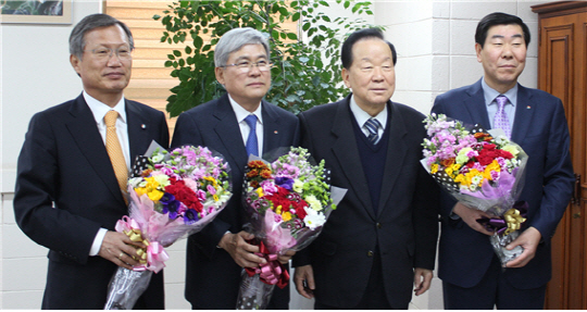 이상일(왼쪽 두번째) 대한기계설비협회 회장이 두원공과대학교로부터 공적패를 받은 후 관계자들과 기념촬영을 하고 있다. 왼쪽부터 백종윤 대한기계설비협회 서울특별시회 회장, 이상일 회장, 이해구 두원공과대학 총장, 김석환 협회 경기도회 회장.   /사진제공=대한기계설비협회