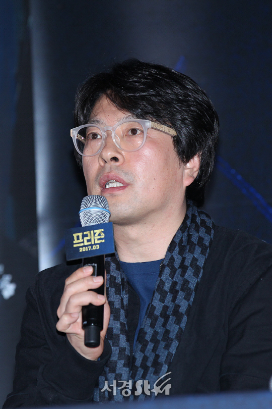 나현 감독이 14일 오후 서울 중구 을지로 동대문 메가박스에서 열린 영화 ‘프리즌’ 언론시사회에 참석했다.