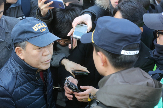 14일 오전 김평우 변호사가 삼성동 사저에 왔지만 들어가는 것을 거절당했다. / 연합뉴스