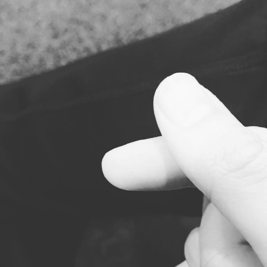 EXO 백현 근황, 손가락 하트 흑백 사진 공개 “보고싶다”