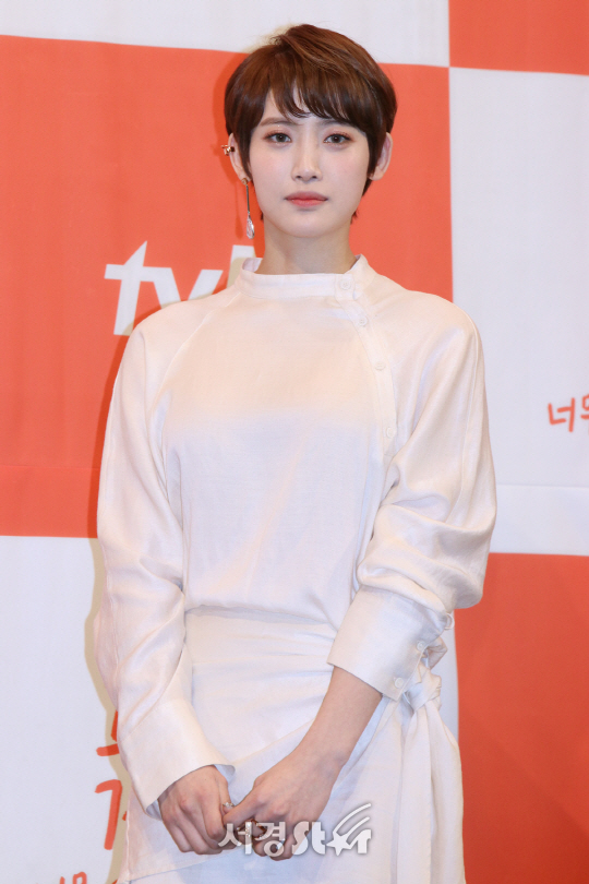 홍서영이 14일 열린 tvN 새 월화드라마 ‘그녀는 거짓말을 너무 사랑해’ 제작발표회에서 포토타임을 갖고 있다.