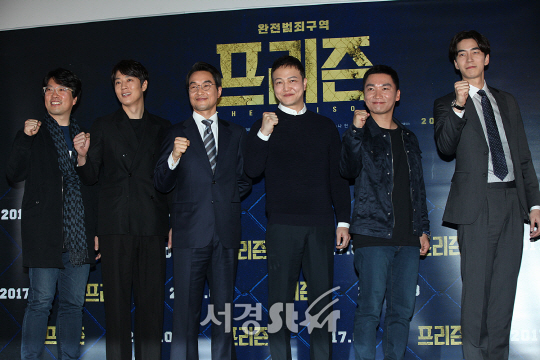 감독과 배우들이 14일 오후 서울 중구 을지로 동대문 메가박스에서 열린 영화 ‘프리즌’ 언론시사회에 참석해 포토타임을 갖고 있다.