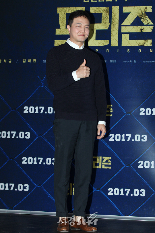 배우 정웅인이 14일 오후 서울 중구 을지로 동대문 메가박스에서 열린 영화 ‘프리즌’ 언론시사회에 참석해 포토타임을 갖고 있다.