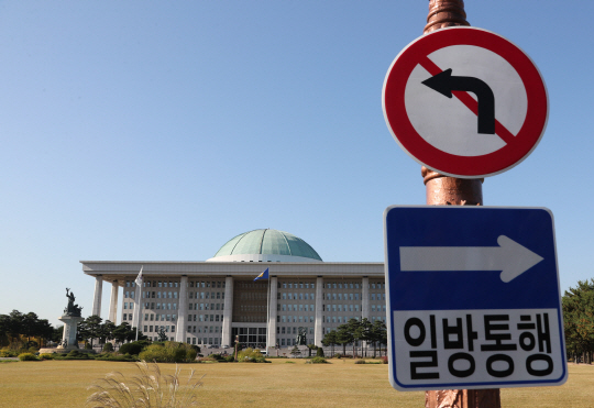 더불어민주당을 제외한 자유한국당, 국민의당, 바른정당이 오는 5월 대통령선거 때 개헌안 국민투표를 함께 하기로 합의했다. /연합뉴스