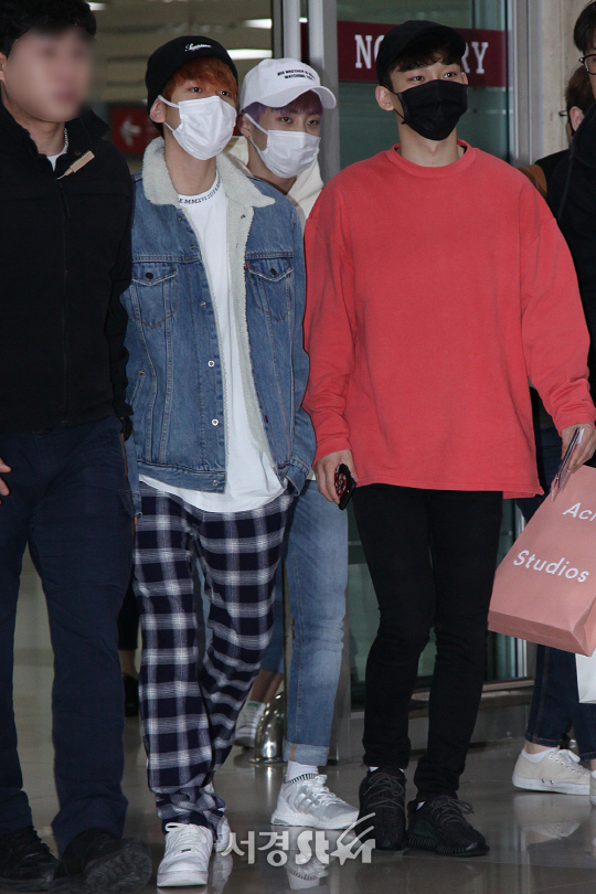 엑소(EXO) 백현,시우민,첸이 15일 오후 서울 방화동 김포국제공항을 통해 일본 일정을 마치고 입국하고 있다.