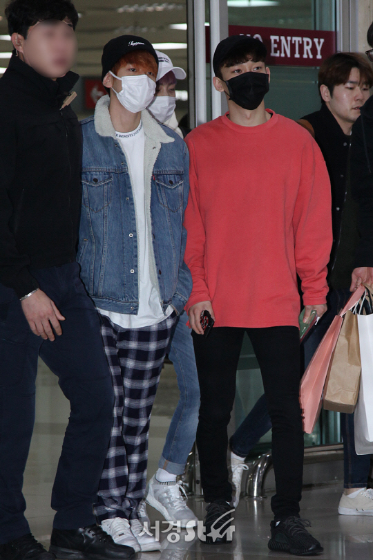 엑소(EXO) 첸, 백현, 시우민이 15일 오후 서울 방화동 김포국제공항을 통해 일본 일정을 마치고 입국하고 있다.
