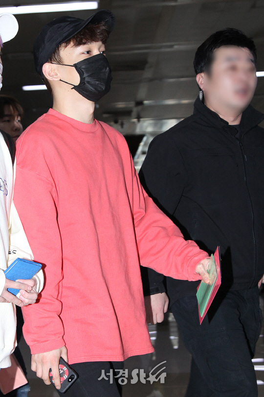 엑소(EXO) 첸이 15일 오후 서울 방화동 김포국제공항을 통해 일본 일정을 마치고 입국하고 있다.