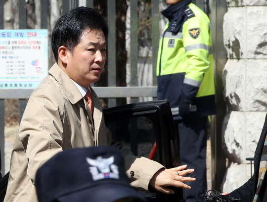 박근혜 전 대통령의 변호인인 유영하 변호사가 15일 서울 강남구 삼성동 박 전 대통령 자택으로 들어가고 있다.   /연합뉴스