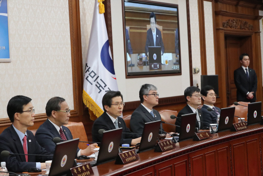 황교안 대통령 권한대행 국무총리가 15일 오후 서울 세종로 정부서울청사에서 열린 임시 국무회의에서 대선 불출마 입장 등을 밝히고 있다.  /연합뉴스