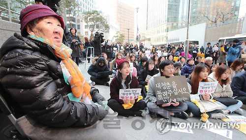 15일 서울 종로구의 옛 일본대사관 앞에서 수요집회가 열리고 있다./연합뉴스