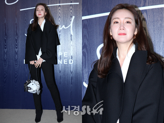 배우 최지우가 15일 오후 서울 강남구 청담동 모 브랜드 매장에서 열린 전시 오프닝 기념 포토월 행사에 참석해 포토타임을 갖고 있다.