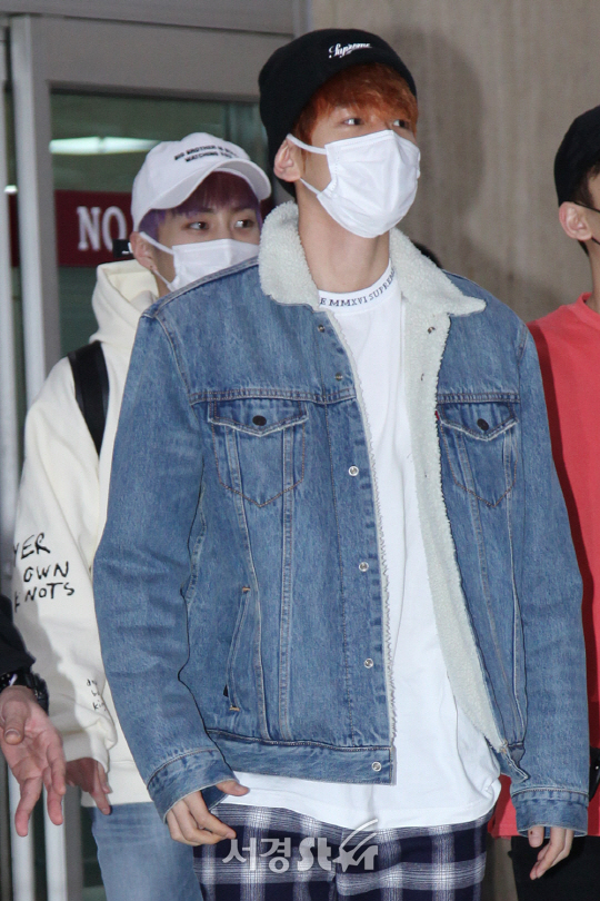 엑소(EXO) 백현이 15일 오후 서울 방화동 김포국제공항을 통해 일본 일정을 마치고 입국하고 있다.