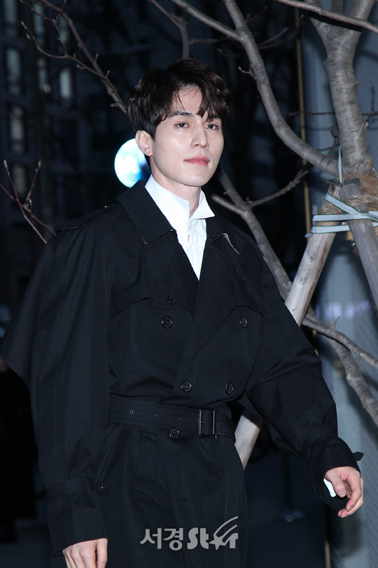 배우 이동욱이 15일 오후 서울 강남구 청담동 모 브랜드 매장에서 열린 전시 오프닝 기념 포토월 행사에 참석해 포토타임을 갖고 있다.