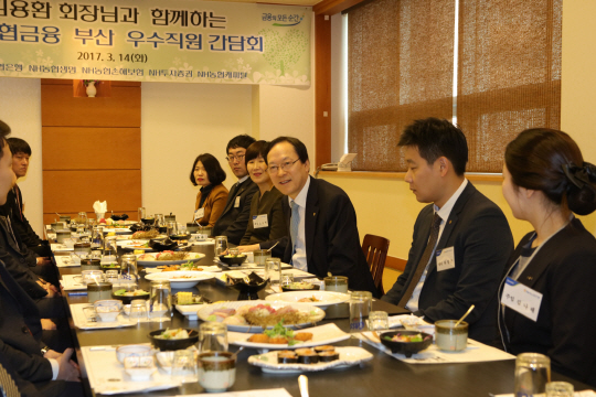 김용환 NH농협금융지주 회장이 지난 14일 부산을 방문해 직원들과 점심식사를 하고 있다. /사진제공=농협금융