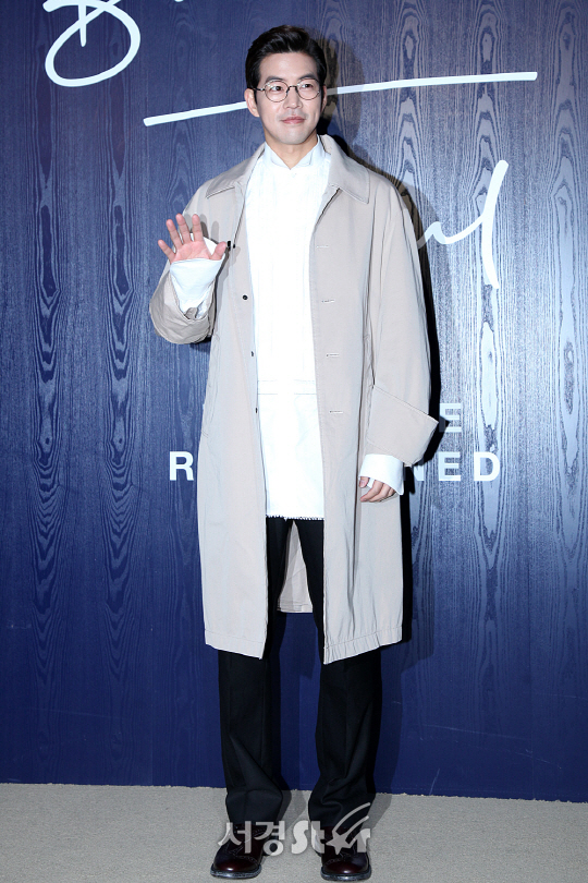배우 이상윤이 15일 오후 서울 강남구 청담동 모 브랜드 매장에서 열린 전시 오프닝 기념 포토월 행사에 참석해 포토타임을 갖고 있다.