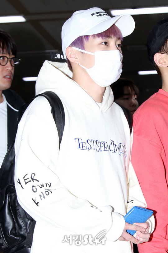 엑소(EXO) 시우민이 15일 오후 서울 방화동 김포국제공항을 통해 일본 일정을 마치고 입국하고 있다.