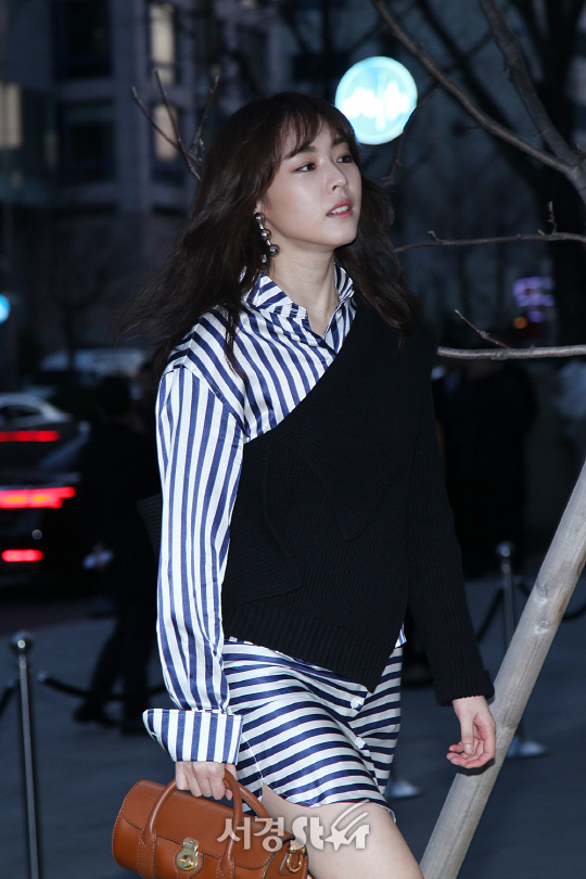 배우 이연희가 15일 오후 서울 강남구 청담동 모 브랜드 매장에서 열린 전시 오프닝 기념 포토월 행사에 참석해 포토타임을 갖고 있다.