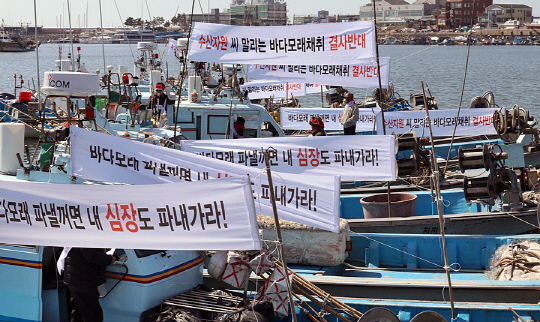 ‘바닷모래 채취 반대’ 어선 시위     (군산=연합뉴스) 15일 전북 군산시 비응항 앞 해상에서 정부의 바닷모래 채취연장 조치를 반대하는 어선 시위가 열리고 있다. 2017.3.15     kan@yna.co.kr   (끝)      <저작권자(c) 연합뉴스, 무단 전재-재배포 금지>