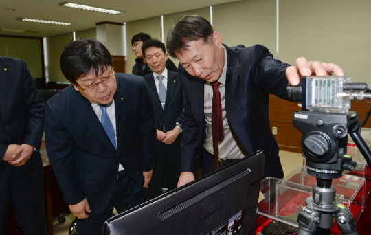 이경섭(왼쪽) NH농협은행장이 지난해 2월 대전 유성구에 있는 전자부품 제조업체 아이쓰리시스템을 방문해 생산시설을 둘러보고 있다./사진제공=NH농협은행