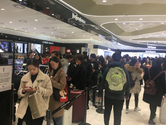 지난 3일 롯데면세점 소공점 화장품 코너. 조르지오 아르마니, 설화수 매장이 보이는 가운데 중국인 고객들이 장사진을 이루고 있다. /박윤선기자