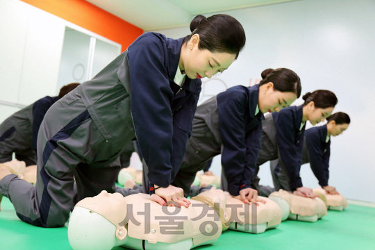 제주항공 승무원들이 16일 부천대학교에 설치된 객실승무원 훈련센터에서 심폐소생술을 실습하고 있다./사진제공=제주항공