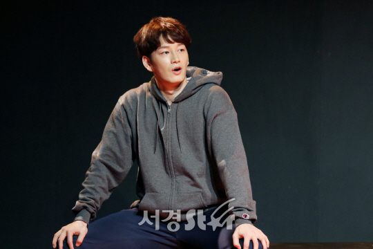 이현욱이 15일 열린 연극 ‘유도소년’ 프레스콜에서 장면을 시연하고 있다.