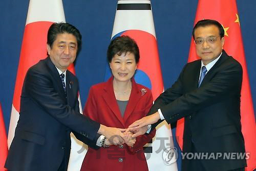 일본은 올해 정상회담을 상반기에 개최할 어려워진 만큼 중국 공산당 대회 이후로 연기할 계획이다. 사진은 지난 2015년 서울에서 열린 한·중·일 정상회담./연합뉴스
